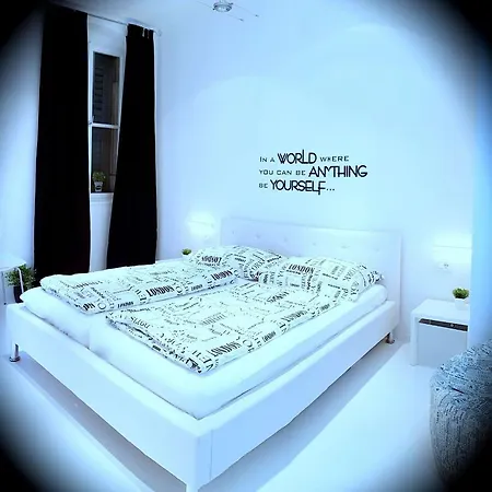 One Little Star Apartment Split